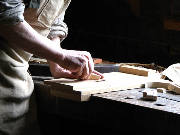 Nuestro equipo de profesionales cuenta  con muchos años de contrastada <strong>experiencia</strong> en el sector de la <strong>carpintería de madera en Villoslada de Cameros</strong>.